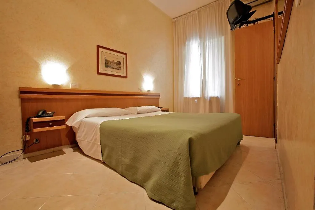 Hotel Embassy Rome 3*,
